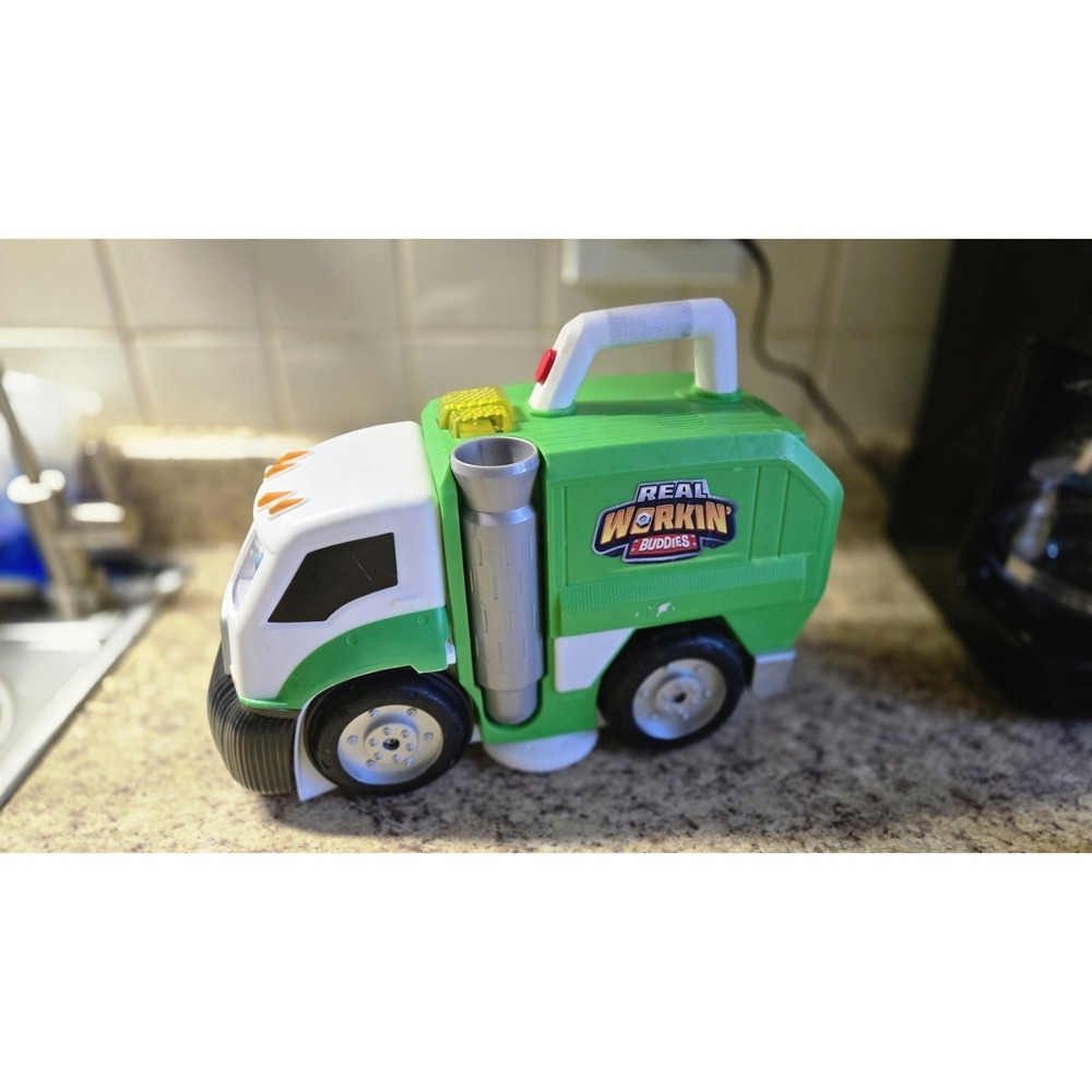 Real Workin' Buddies Mr. Dusty The Super Toy Eating Garbage Truck - Cleans!!! - Picture 4 of 13